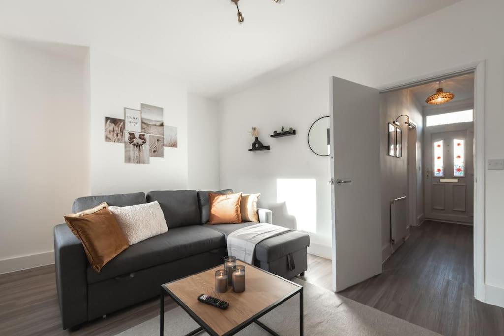 Beautiful 4 Bedroom House 독서 외부 사진