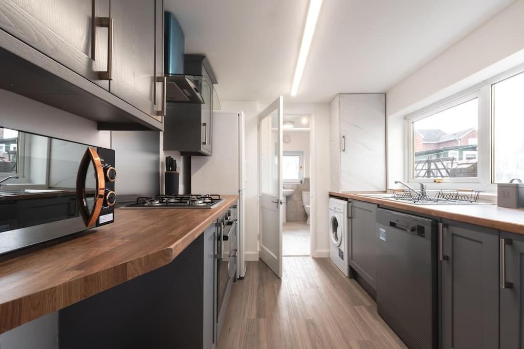 Beautiful 4 Bedroom House 독서 외부 사진