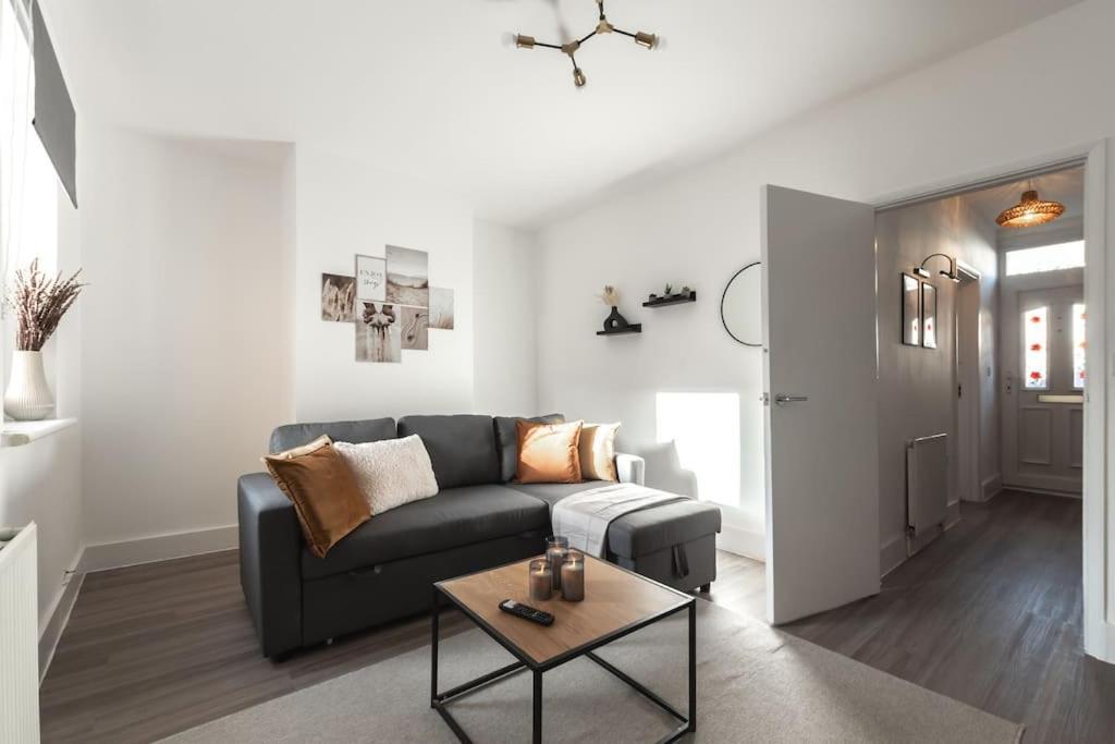 Beautiful 4 Bedroom House 독서 외부 사진